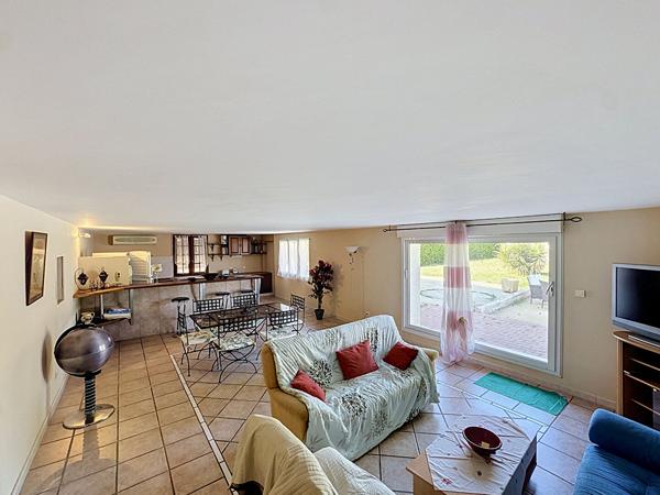 VENDRE ? ENSEMBLE IMMOBILIER DE 395 m² AVEC PISCINE À ARLES