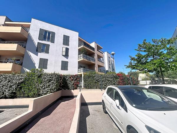 FREJUS T2 terrasse, place de parking, piscine