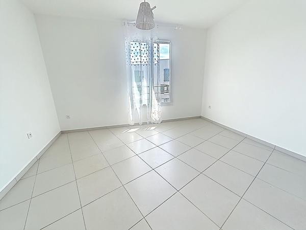 FREJUS T2 terrasse, place de parking, piscine