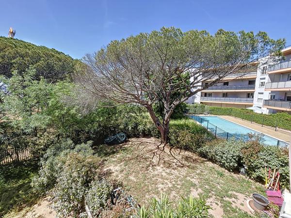 FREJUS T2 terrasse, place de parking, piscine