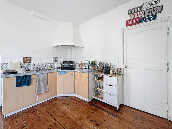 Immeuble de rapport - Bourg du Lion d'Angers - 2 appartements T3 et un commerce