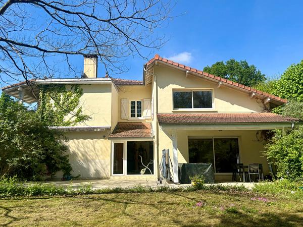 Splendide maison familiale de 255 m² à vendre à Pouillon, havre de paix et de confort