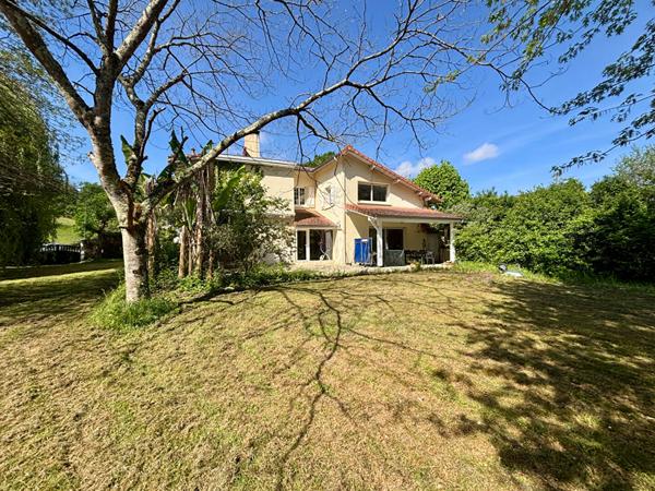 Splendide maison familiale de 255 m² à vendre à Pouillon, havre de paix et de confort