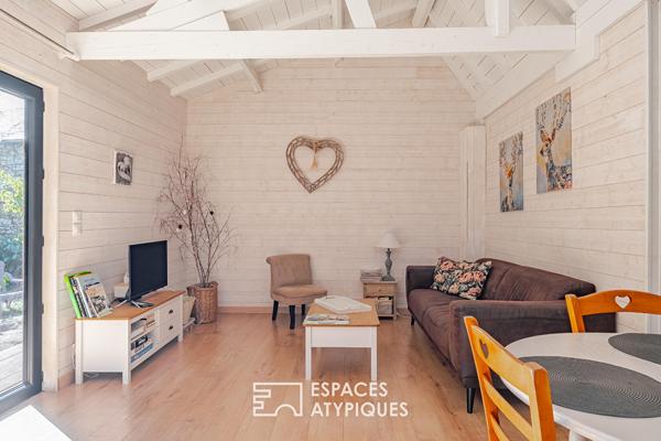 Maison en bois avec jardin arboré et jacuzzi