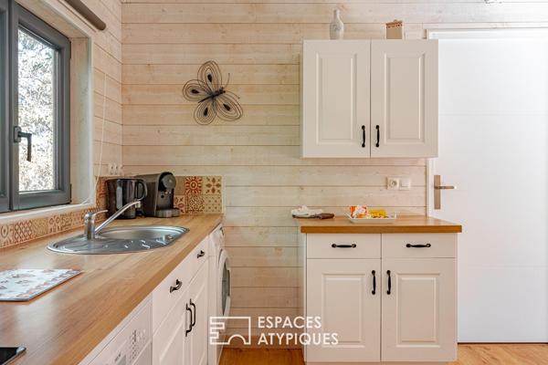 Maison en bois avec jardin arboré et jacuzzi