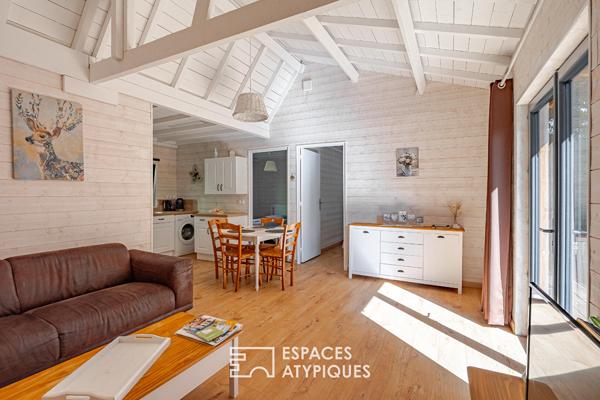 Maison en bois avec jardin arboré et jacuzzi
