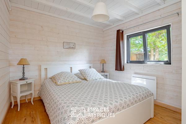 Maison en bois avec jardin arboré et jacuzzi