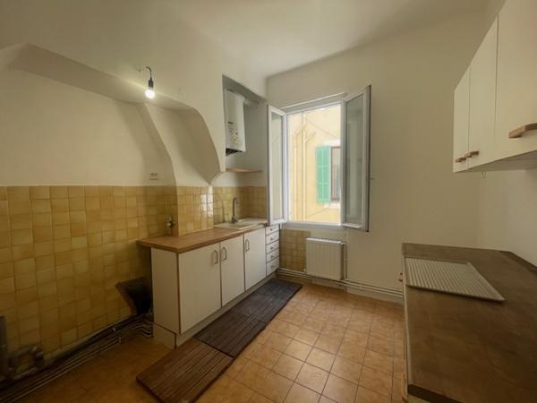 Appartement 3 pièces, plein centre au 2ème étage