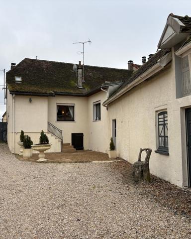 Maison familiale de caractère avec dépendances et grand terrain – Maizières-la-Grande-Paroisse