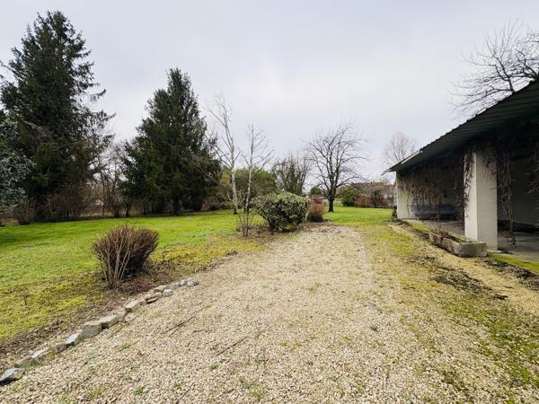 Maison familiale de caractère avec dépendances et grand terrain – Maizières-la-Grande-Paroisse