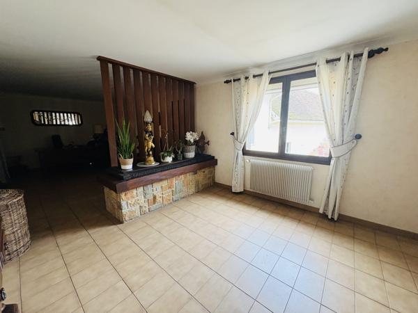 Maison familiale de caractère avec dépendances et grand terrain – Maizières-la-Grande-Paroisse