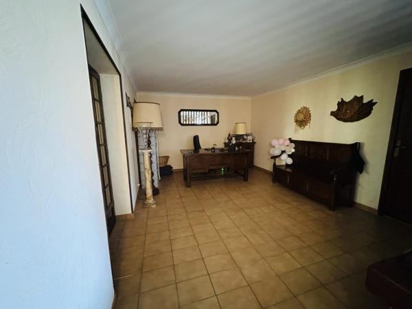 Maison familiale de caractère avec dépendances et grand terrain – Maizières-la-Grande-Paroisse