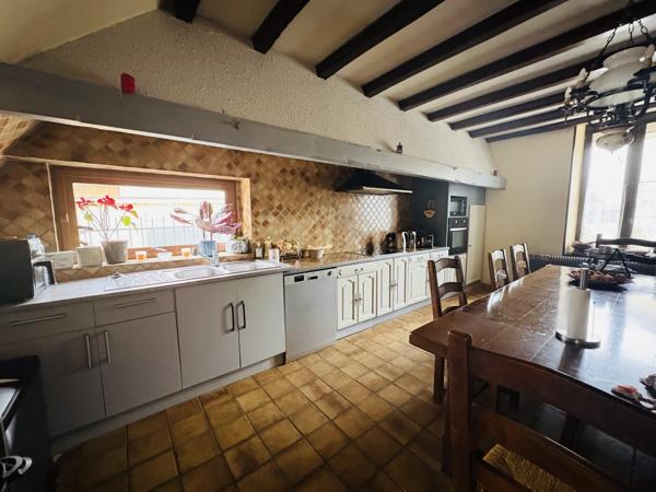 Maison familiale de caractère avec dépendances et grand terrain – Maizières-la-Grande-Paroisse