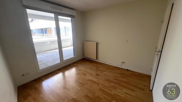 Clermont Hyper centre, au calme, lumineux T2 de 51 m2, terrasse de 14 m2, place de parking privative en sous-sol, proche toutes commodités