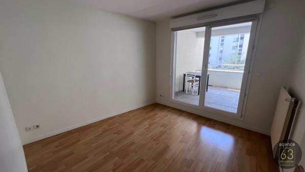Clermont Hyper centre, au calme, lumineux T2 de 51 m2, terrasse de 14 m2, place de parking privative en sous-sol, proche toutes commodités