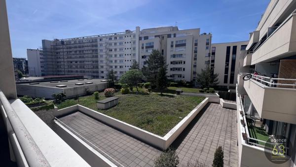 Clermont Hyper centre, au calme, lumineux T2 de 51 m2, terrasse de 14 m2, place de parking privative en sous-sol, proche toutes commodités