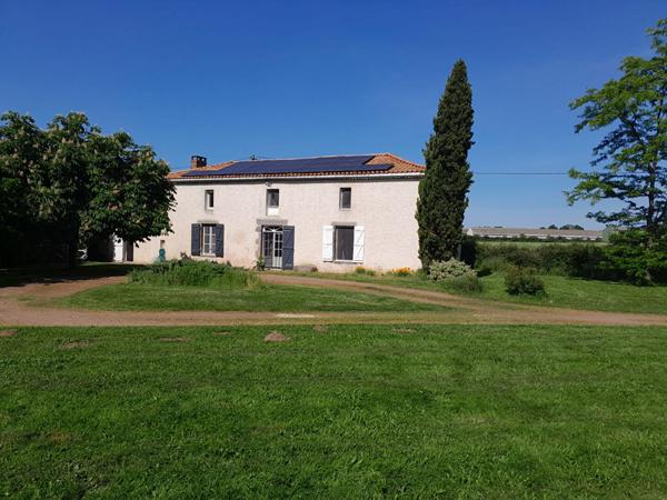Maison ancienne de caractère de 172m² habitable avec dépendances à Faye L'Abbesse