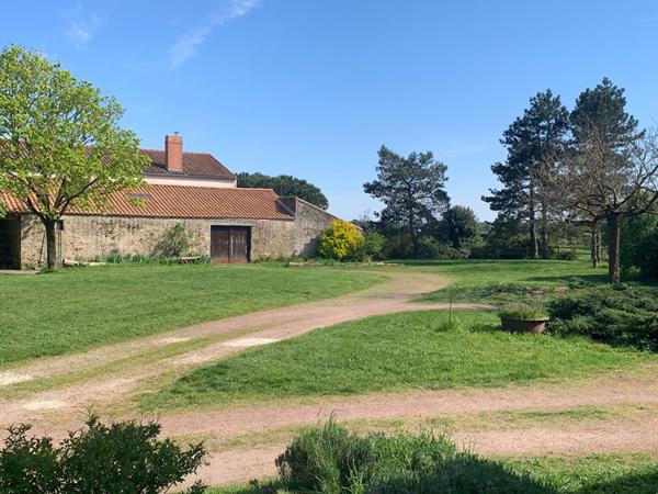 Maison ancienne de caractère de 172m² habitable avec dépendances à Faye L'Abbesse