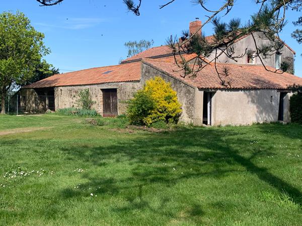 Maison ancienne de caractère de 172m² habitable avec dépendances à Faye L'Abbesse