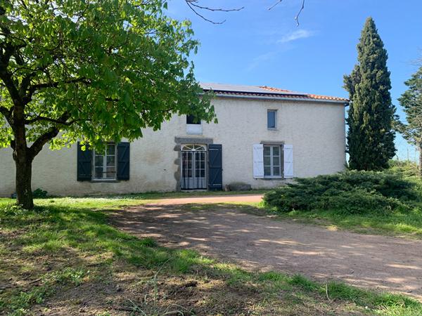 Maison ancienne de caractère de 172m² habitable avec dépendances à Faye L'Abbesse