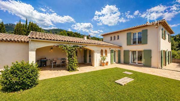 Maison de Standing à vendre avec piscine et vue dégagée sur les Collines