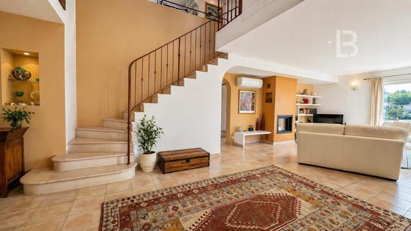 Maison de Standing à vendre avec piscine et vue dégagée sur les Collines