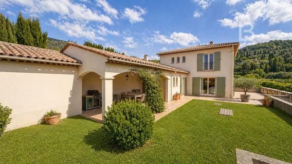Maison de Standing à vendre avec piscine et vue dégagée sur les Collines