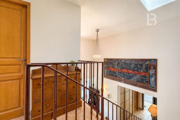 Maison de Standing à vendre avec piscine et vue dégagée sur les Collines