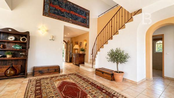 Maison de Standing à vendre avec piscine et vue dégagée sur les Collines