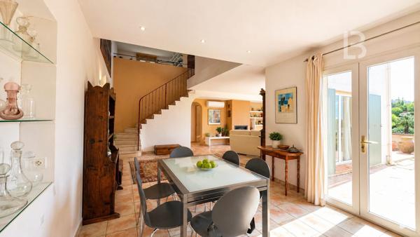 Maison de Standing à vendre avec piscine et vue dégagée sur les Collines