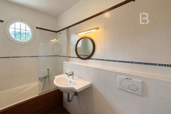 Maison de Standing à vendre avec piscine et vue dégagée sur les Collines