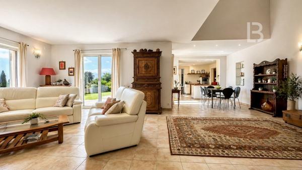 Maison de Standing à vendre avec piscine et vue dégagée sur les Collines