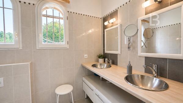 Maison de Standing à vendre avec piscine et vue dégagée sur les Collines