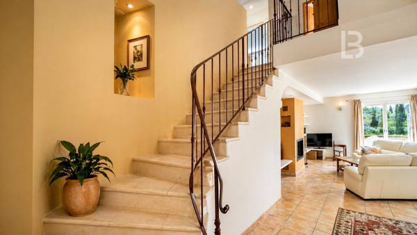 Maison de Standing à vendre avec piscine et vue dégagée sur les Collines