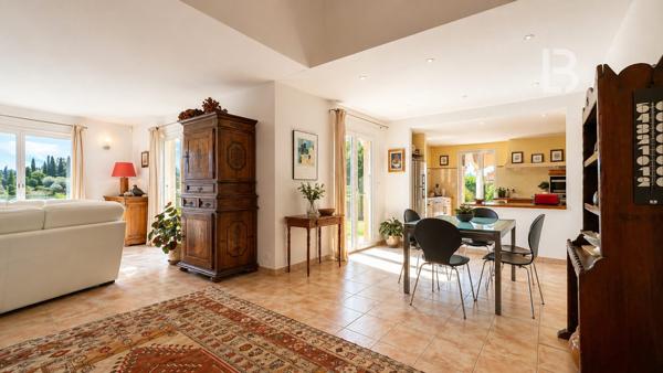 Maison de Standing à vendre avec piscine et vue dégagée sur les Collines