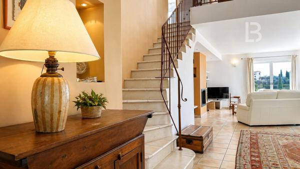 Maison de Standing à vendre avec piscine et vue dégagée sur les Collines