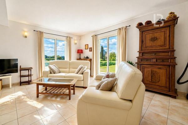 Maison de Standing à vendre avec piscine et vue dégagée sur les Collines