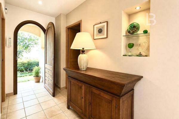 Maison de Standing à vendre avec piscine et vue dégagée sur les Collines