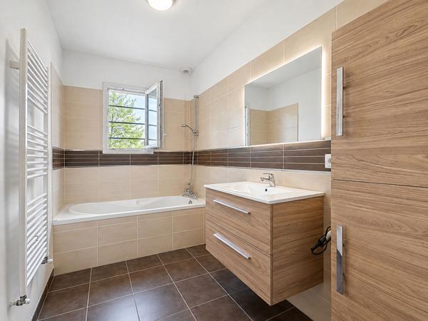 Exclusivité Nestenn - Maison récente plain-pied 101 m² - 3 chambres - Vue dégagée - Péchabou