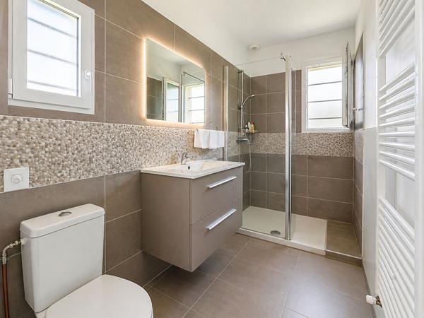 Exclusivité Nestenn - Maison récente plain-pied 101 m² - 3 chambres - Vue dégagée - Péchabou