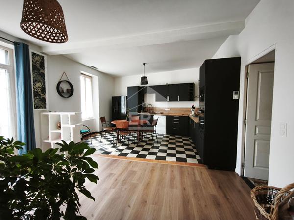 Maison rénovée avec grande pièce de vie