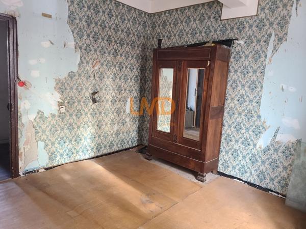 Maison de village de 120 m2 habitable environ sur 3 niveaux de 70 m2.