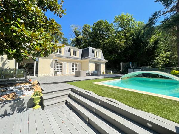 Maison à vendre à Verrières-le-Buisson ,Quartier recherché, en lisière de forêt, terrain de 2 398 m² avec piscine