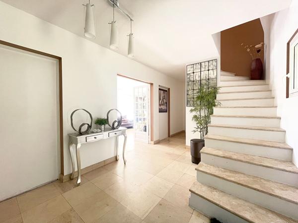 Maison à vendre à Verrières-le-Buisson ,Quartier recherché, en lisière de forêt, terrain de 2 398 m² avec piscine