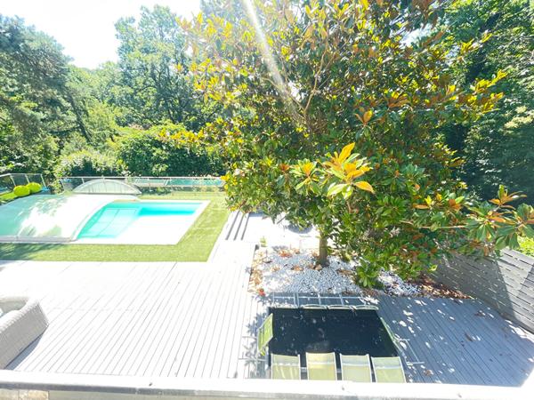 Maison à vendre à Verrières-le-Buisson ,Quartier recherché, en lisière de forêt, terrain de 2 398 m² avec piscine