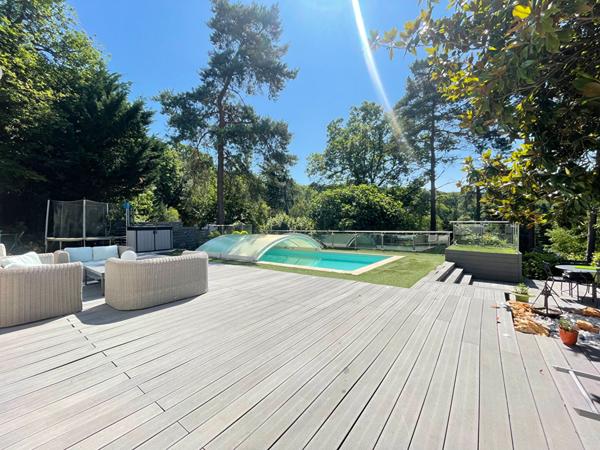 Maison à vendre à Verrières-le-Buisson ,Quartier recherché, en lisière de forêt, terrain de 2 398 m² avec piscine