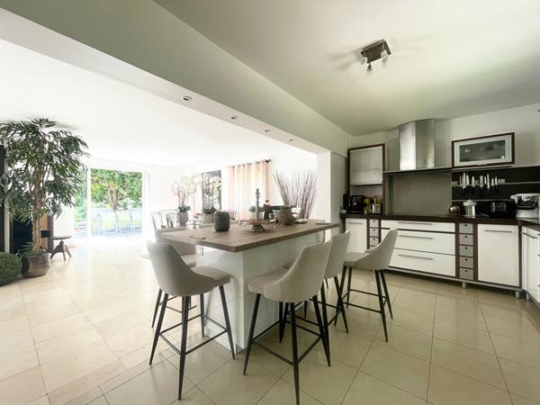 Maison à vendre à Verrières-le-Buisson ,Quartier recherché, en lisière de forêt, terrain de 2 398 m² avec piscine