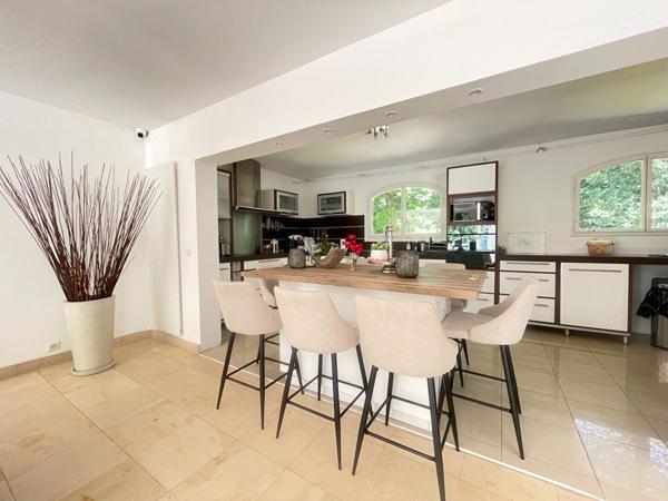 Maison à vendre à Verrières-le-Buisson ,Quartier recherché, en lisière de forêt, terrain de 2 398 m² avec piscine