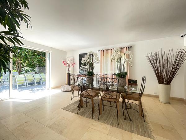 Maison à vendre à Verrières-le-Buisson ,Quartier recherché, en lisière de forêt, terrain de 2 398 m² avec piscine