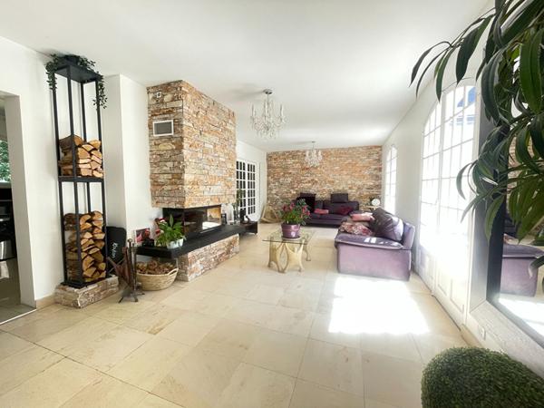 Maison à vendre à Verrières-le-Buisson ,Quartier recherché, en lisière de forêt, terrain de 2 398 m² avec piscine